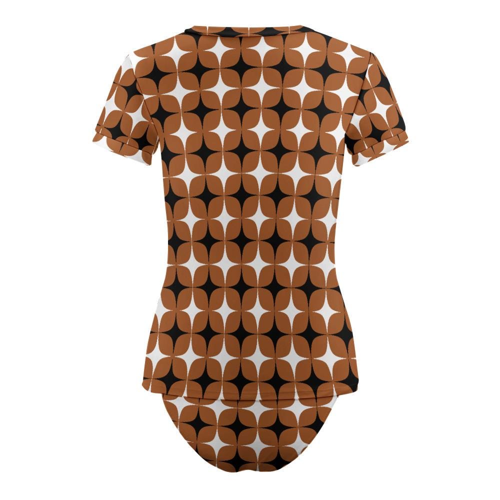 Chic Minimalist Tankini – Stylish Short Sleeve Rash-Guard Swim-Top & Briefs Swimsuit | Retro Mod-Style in Brown