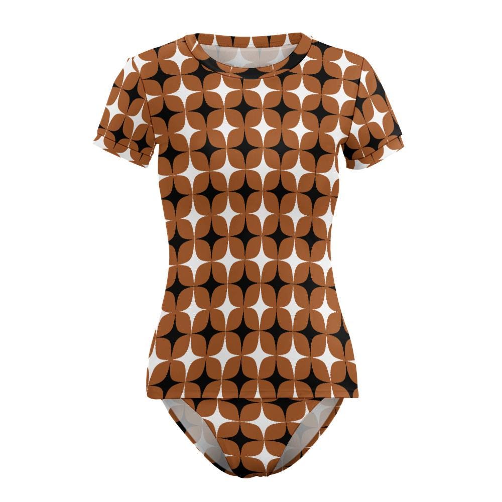 Chic Minimalist Tankini – Stylish Short Sleeve Rash-Guard Swim-Top & Briefs Swimsuit | Retro Mod-Style in Brown
